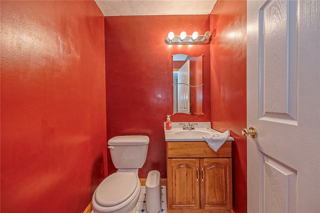 1001 Chelsea Dr, North Fayette, PA 15126