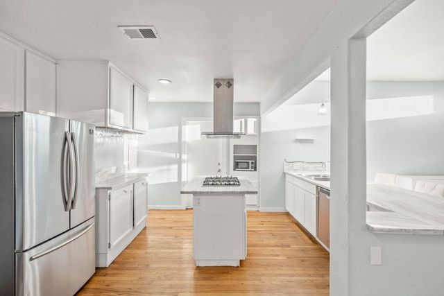 2651 Hawthorne St, Sacramento, CA 95815