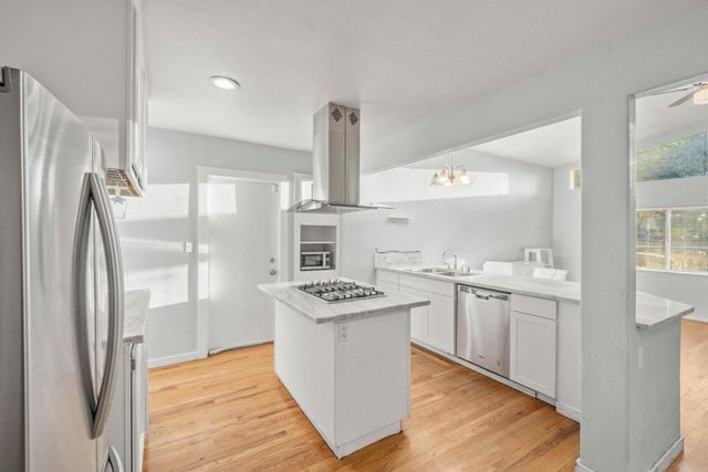 2651 Hawthorne St, Sacramento, CA 95815