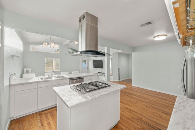 2651 Hawthorne St, Sacramento, CA 95815