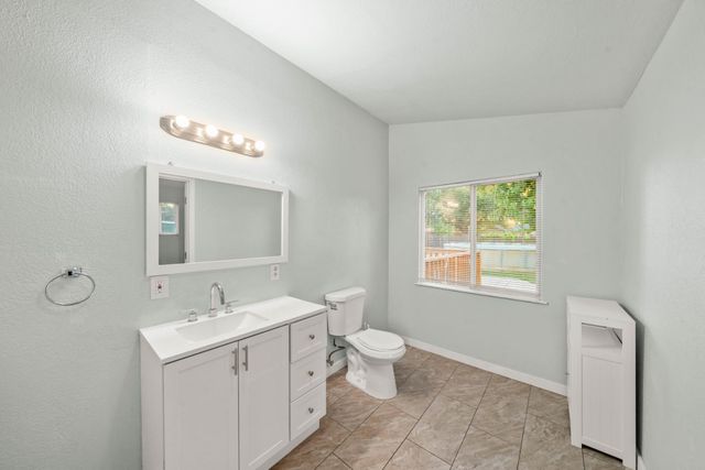 2651 Hawthorne St, Sacramento, CA 95815