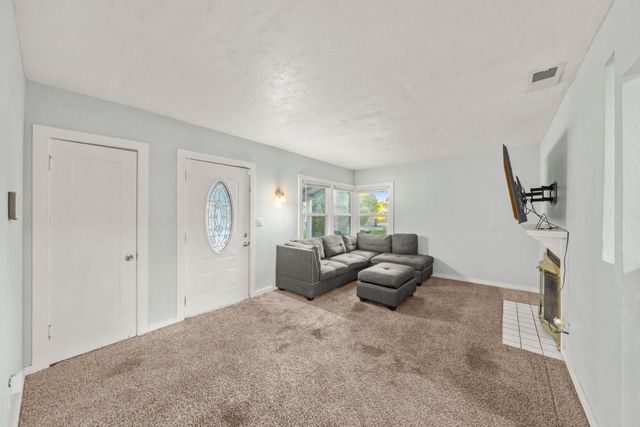 2651 Hawthorne St, Sacramento, CA 95815