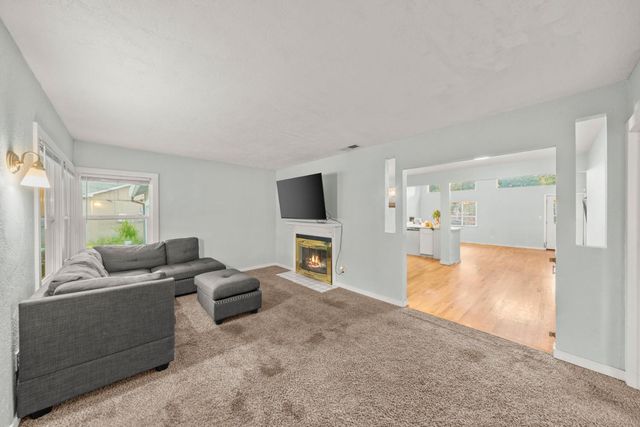 2651 Hawthorne St, Sacramento, CA 95815