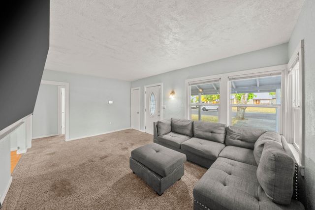 2651 Hawthorne St, Sacramento, CA 95815