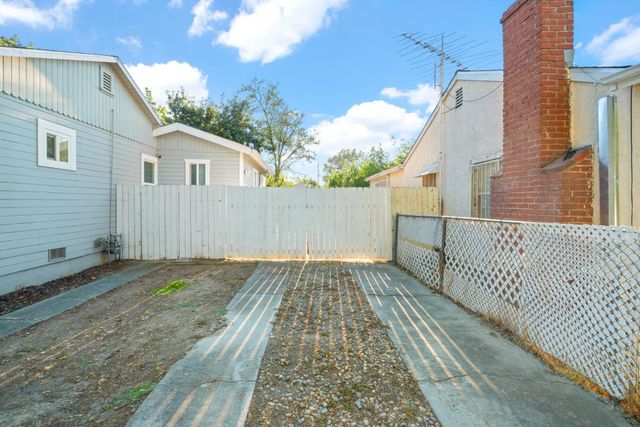 2651 Hawthorne St, Sacramento, CA 95815