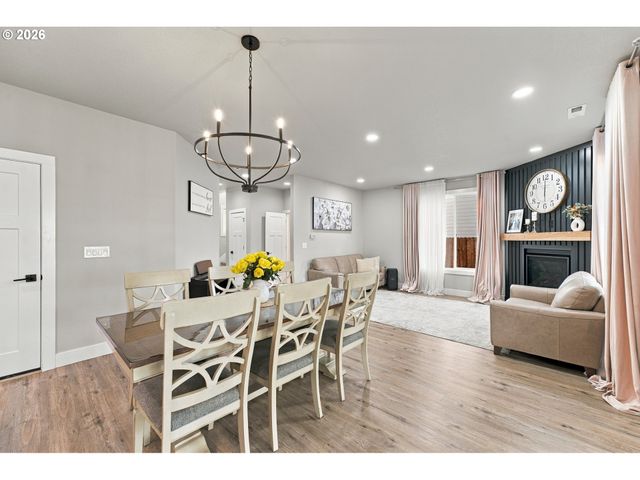 665 W 9TH St, La Center, WA 98629