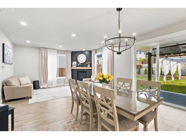 665 W 9TH St, La Center, WA 98629