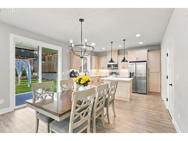 665 W 9TH St, La Center, WA 98629