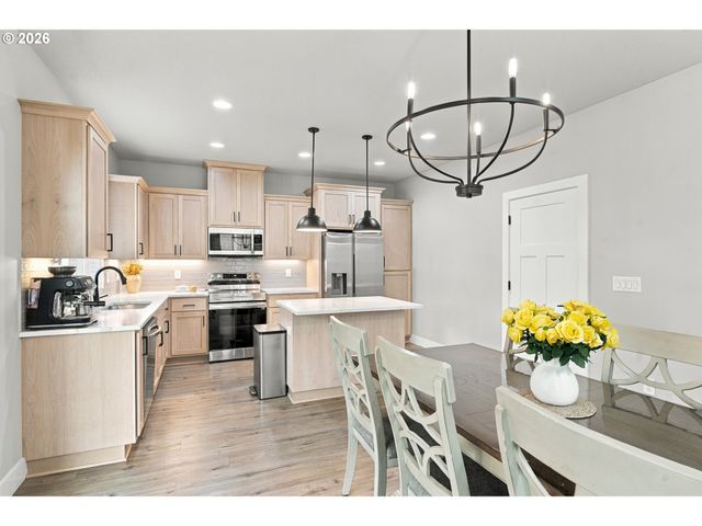 665 W 9TH St, La Center, WA 98629