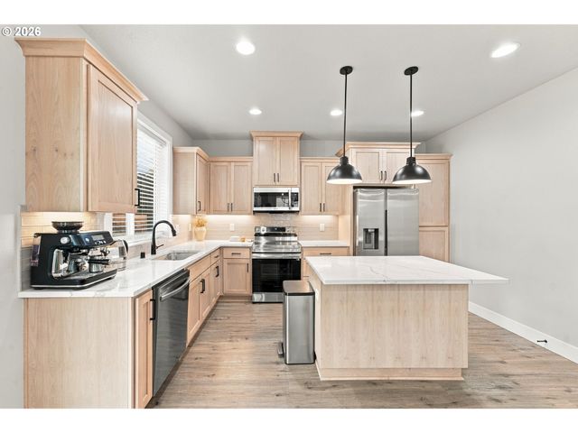 665 W 9TH St, La Center, WA 98629