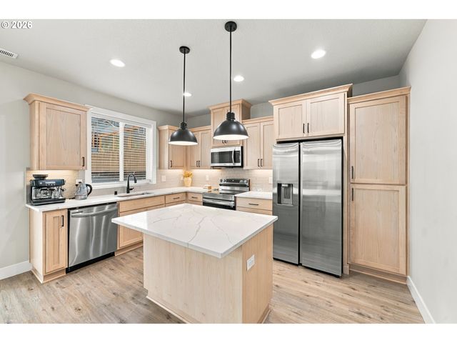 665 W 9TH St, La Center, WA 98629