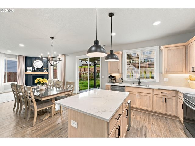 665 W 9TH St, La Center, WA 98629
