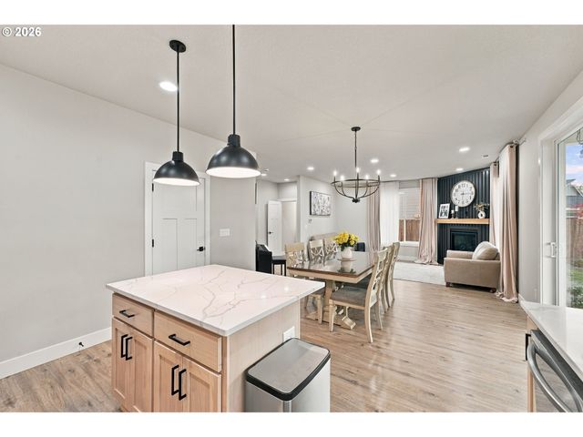 665 W 9TH St, La Center, WA 98629