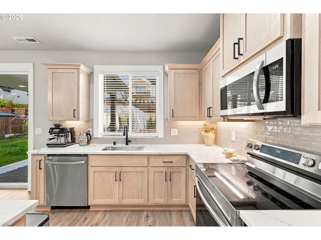 665 W 9TH St, La Center, WA 98629