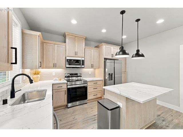 665 W 9TH St, La Center, WA 98629