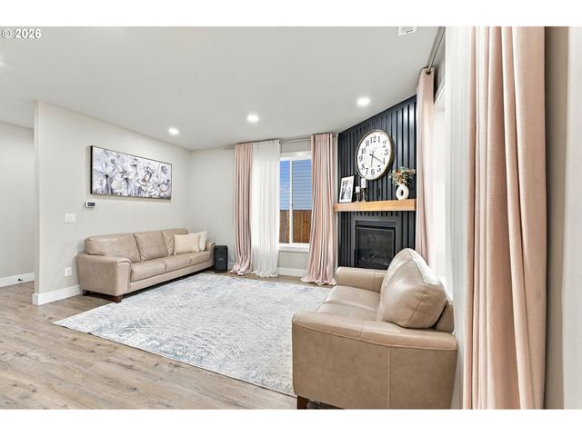 665 W 9TH St, La Center, WA 98629