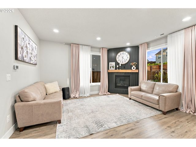 665 W 9TH St, La Center, WA 98629