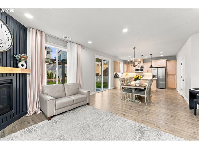 665 W 9TH St, La Center, WA 98629