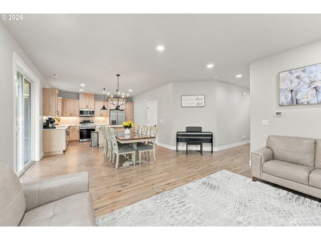 665 W 9TH St, La Center, WA 98629