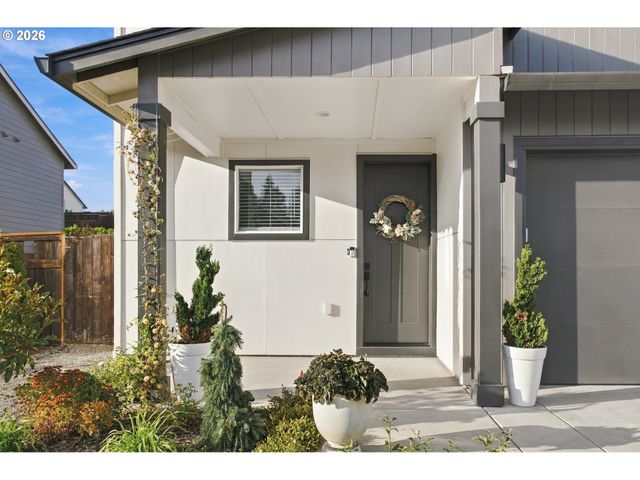 665 W 9TH St, La Center, WA 98629