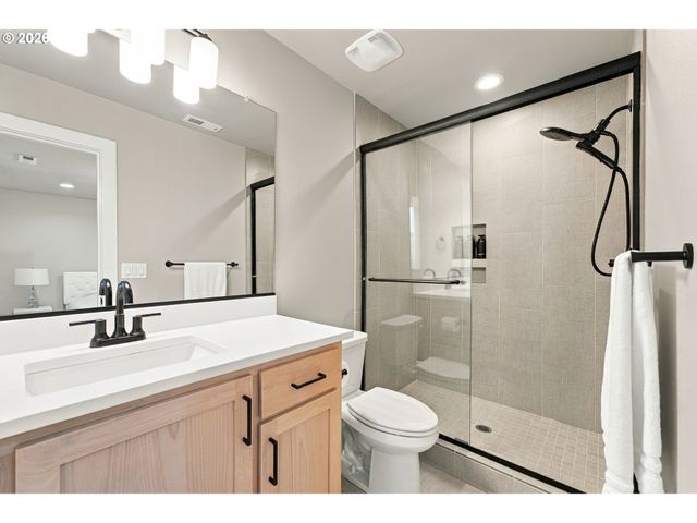 665 W 9TH St, La Center, WA 98629