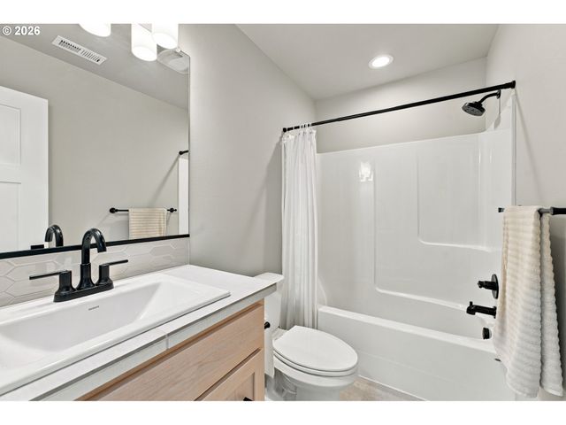 665 W 9TH St, La Center, WA 98629