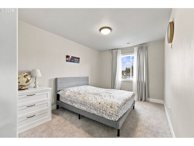 665 W 9TH St, La Center, WA 98629
