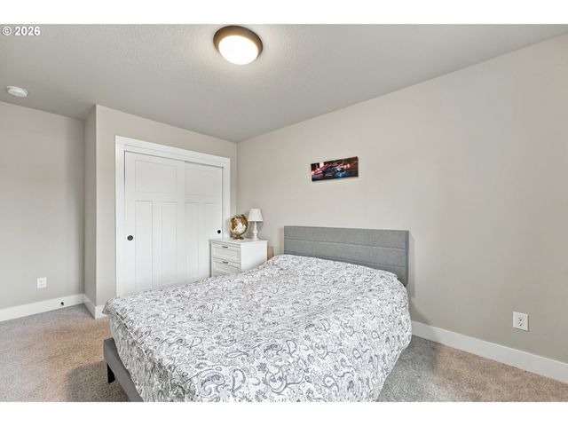 665 W 9TH St, La Center, WA 98629