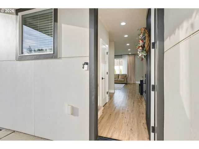 665 W 9TH St, La Center, WA 98629