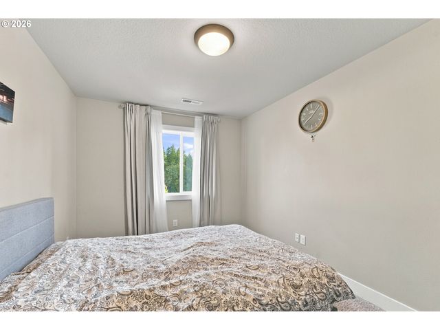 665 W 9TH St, La Center, WA 98629