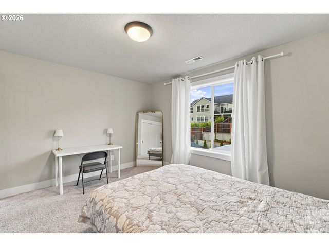 665 W 9TH St, La Center, WA 98629