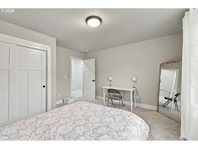 665 W 9TH St, La Center, WA 98629