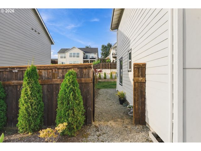 665 W 9TH St, La Center, WA 98629
