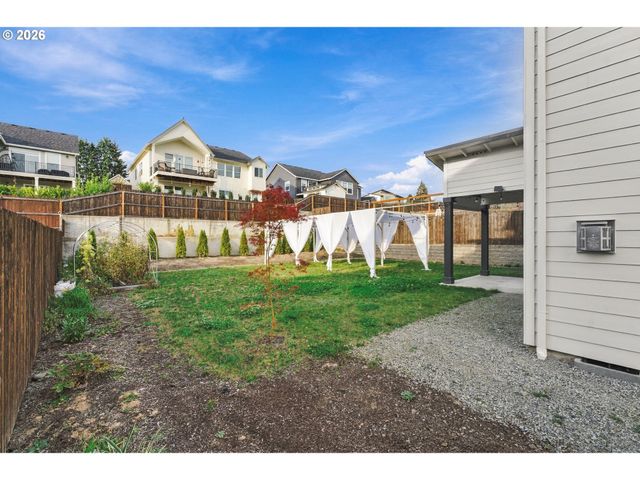 665 W 9TH St, La Center, WA 98629