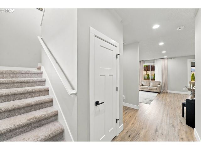 665 W 9TH St, La Center, WA 98629