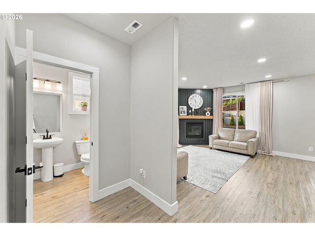 665 W 9TH St, La Center, WA 98629