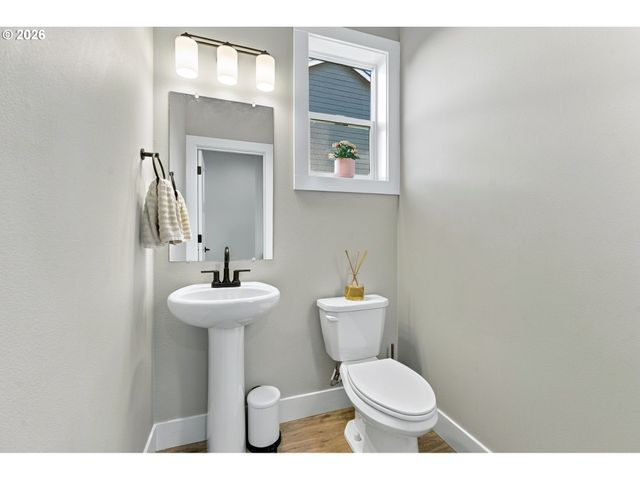 665 W 9TH St, La Center, WA 98629