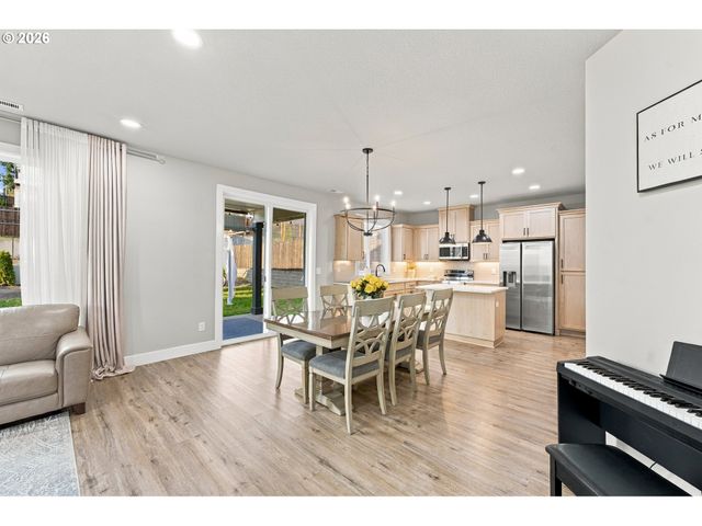 665 W 9TH St, La Center, WA 98629