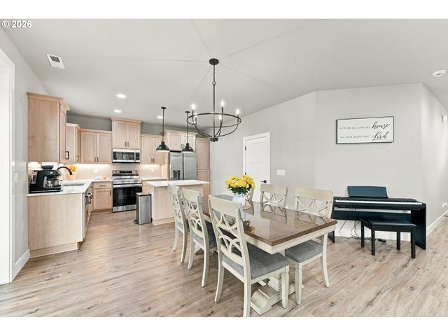 665 W 9TH St, La Center, WA 98629