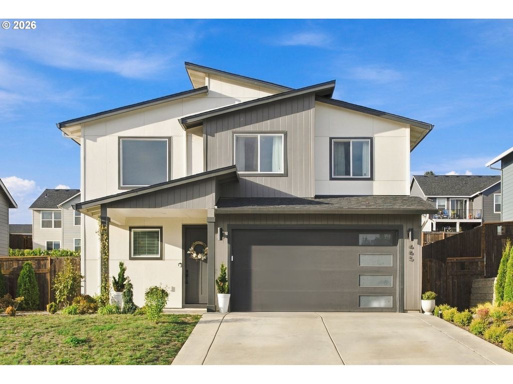 665 W 9TH St, La Center, WA 98629