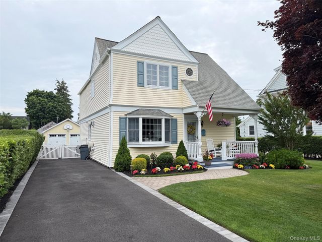 28 Pine Street, Sayville, NY 11782