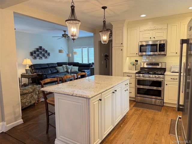 28 Pine Street, Sayville, NY 11782