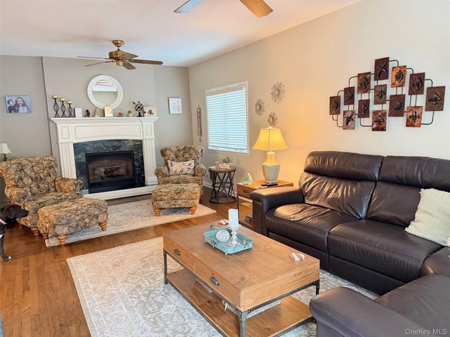 28 Pine Street, Sayville, NY 11782
