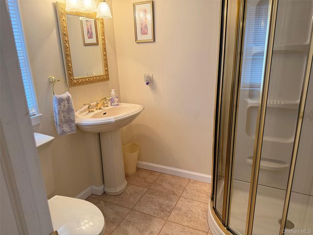 28 Pine Street, Sayville, NY 11782