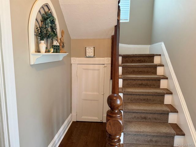 28 Pine Street, Sayville, NY 11782