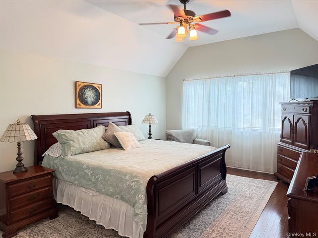 28 Pine Street, Sayville, NY 11782