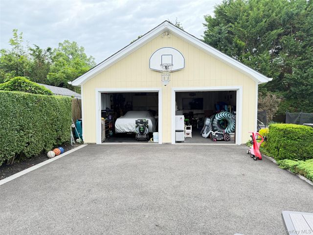28 Pine Street, Sayville, NY 11782
