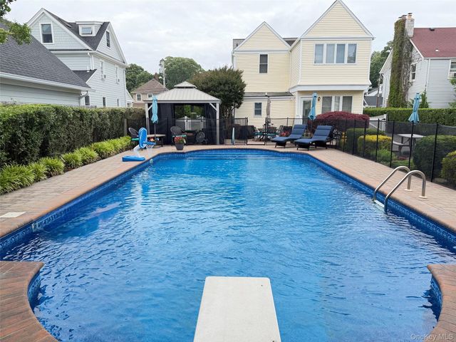 28 Pine Street, Sayville, NY 11782