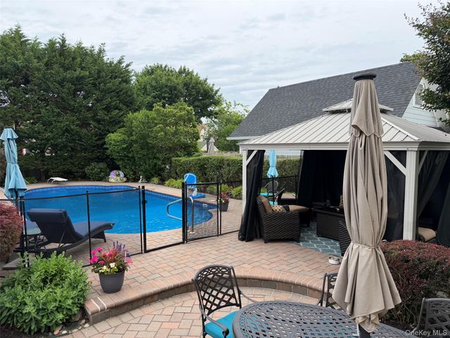 28 Pine Street, Sayville, NY 11782