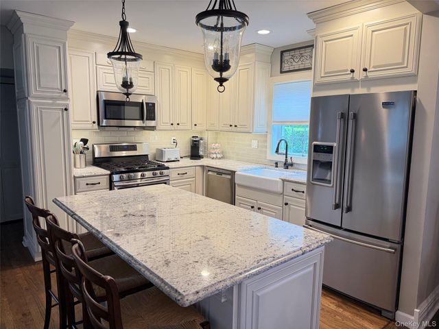28 Pine Street, Sayville, NY 11782